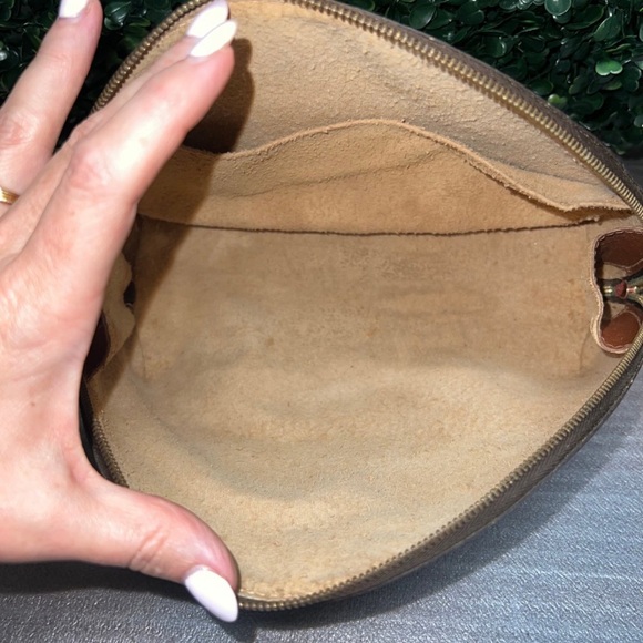 Louis Vuitton Trousseau Demi-Ronde - Picture 9 of 11